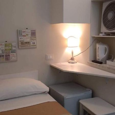 Small Single Room Рим Екстер'єр фото