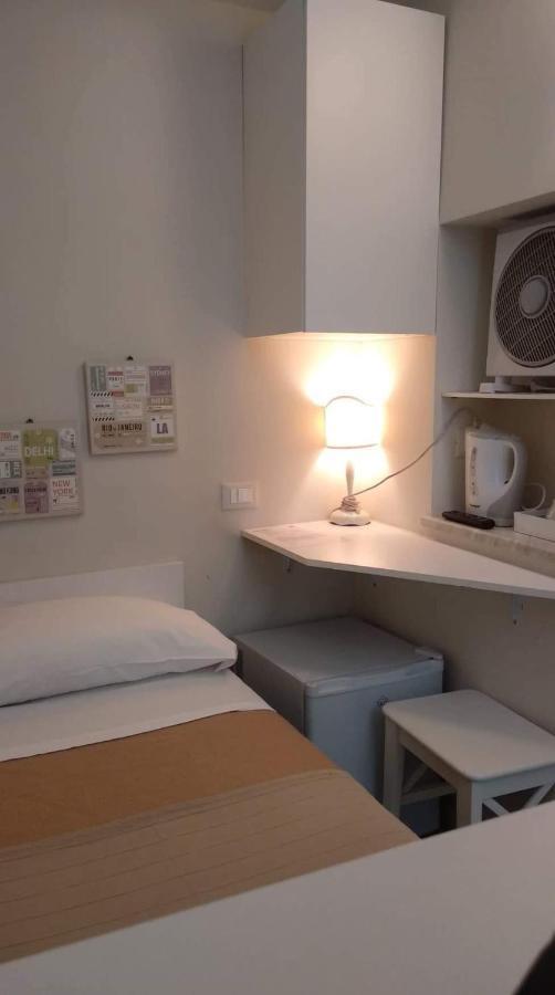 Small Single Room Рим Екстер'єр фото