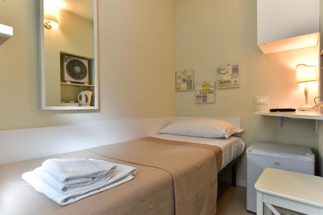 Small Single Room Рим Екстер'єр фото